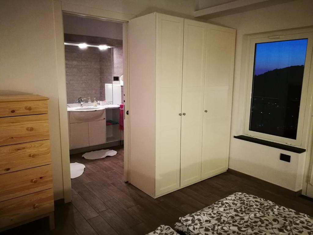 Zimmer mit einem Bad mit einem Waschbecken und einem Fenster in der Unterkunft BeB La Terrazza Sui Fieschi in Cogorno