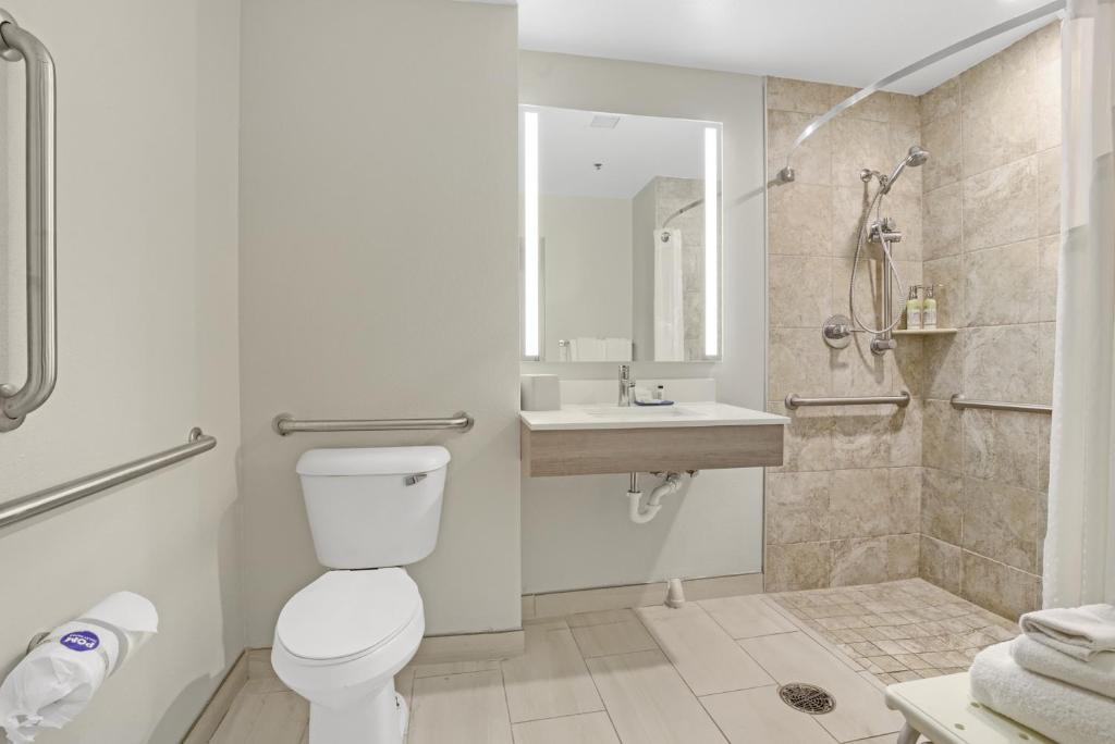 Holiday Inn Express - Gulfport Beach, an IHG Hotel - Salle Royale Avec Douche Enroulée - Accès Pour Handicap