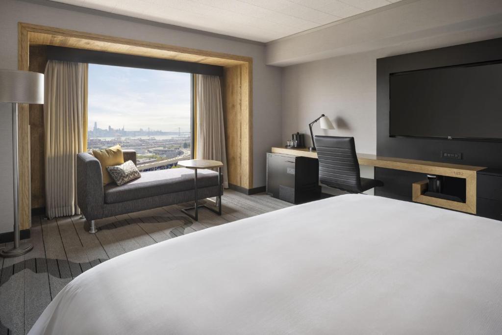 Oakland Marriott City Center - King Room With Adapted Tub - Mobility Accessible