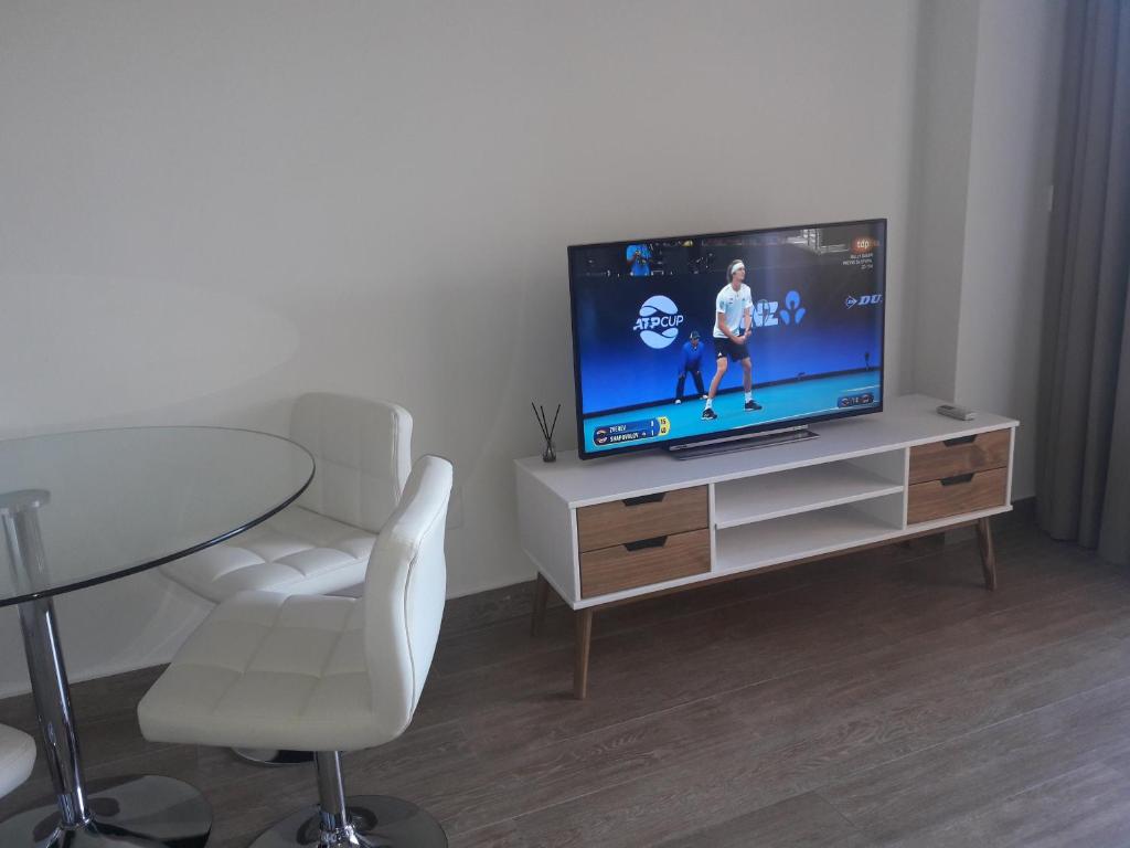 Telewizja i/lub zestaw kina domowego w obiekcie Apartment Club Playa Flores Torremolinos