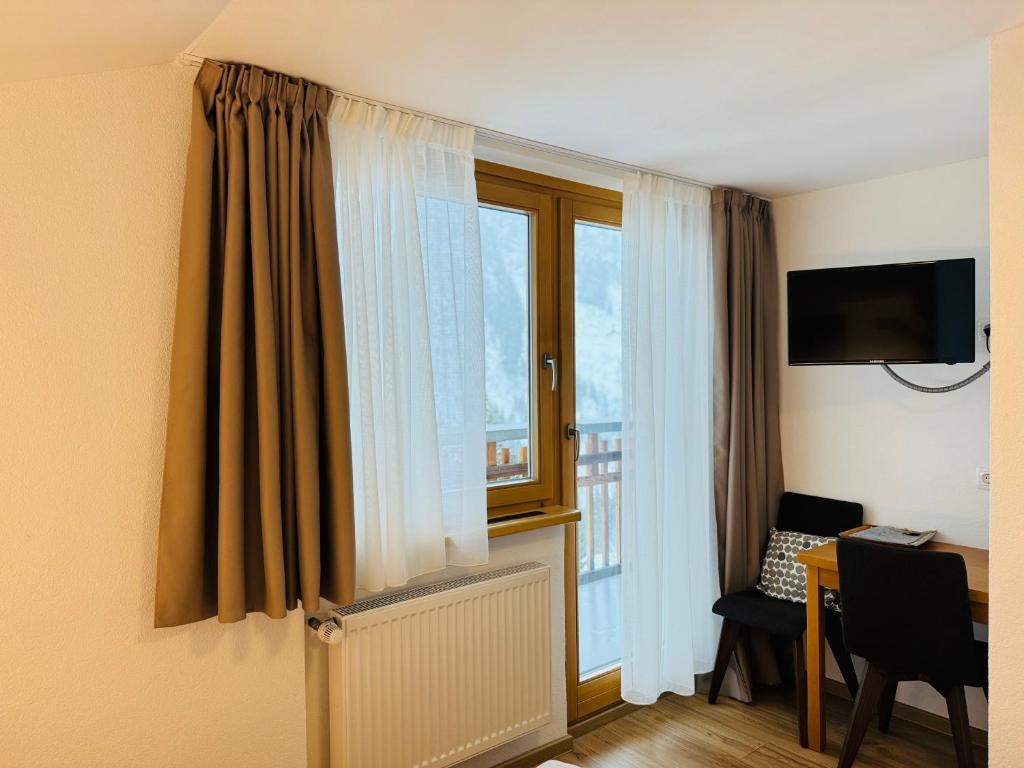 TV a/nebo společenská místnost v ubytování Hotel Garni Enzian