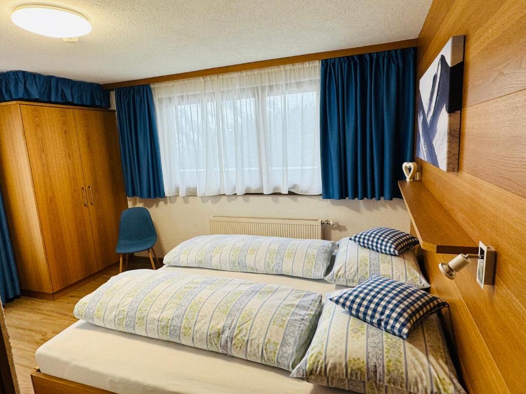 Postel nebo postele na pokoji v ubytování Hotel Garni Enzian