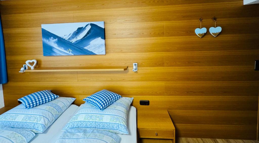 Postel nebo postele na pokoji v ubytování Hotel Garni Enzian