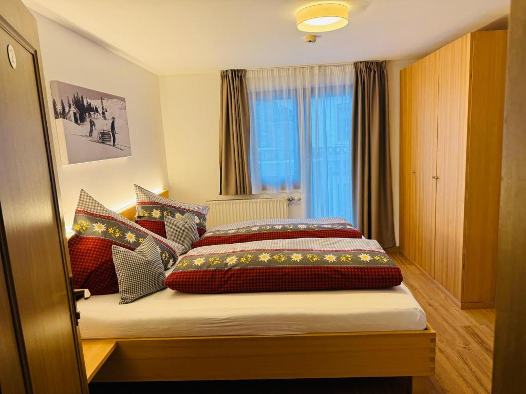 Postel nebo postele na pokoji v ubytování Hotel Garni Enzian