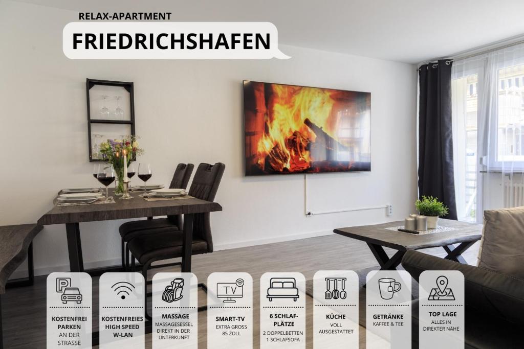 een woonkamer met een tafel en een schilderij aan de muur bij Relax-Apartment-One FN in Friedrichshafen
