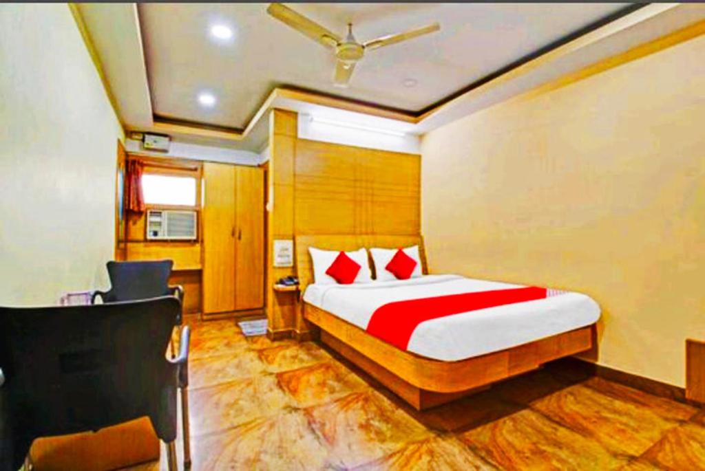 - une chambre avec un lit et une chaise dans l'établissement STAYMAKER Pavithra Paradise, à Bangalore