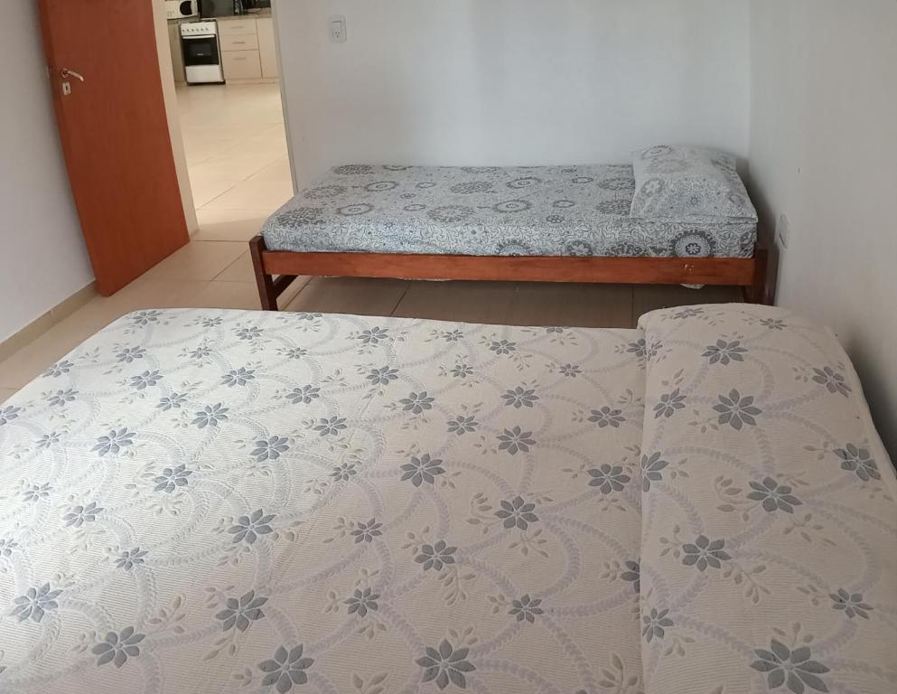 1 dormitorio con 2 camas individuales en una habitación en Casa de Campo in 
