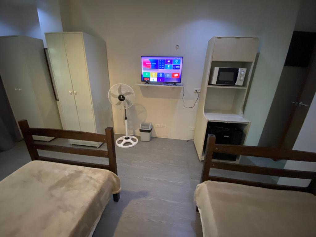TV a/nebo společenská místnost v ubytování ABE Lodge Taguig