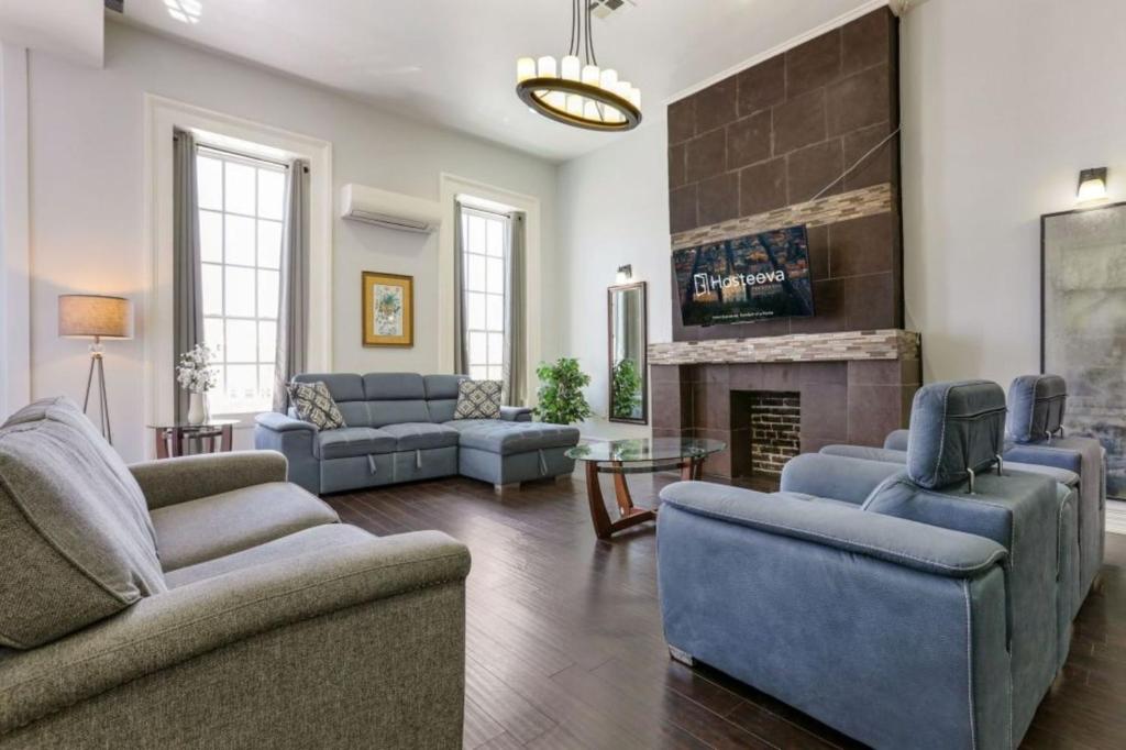 sala de estar con sofás azules y chimenea en Modern 4BR Living in Downtown NOLA, en Nueva Orleans