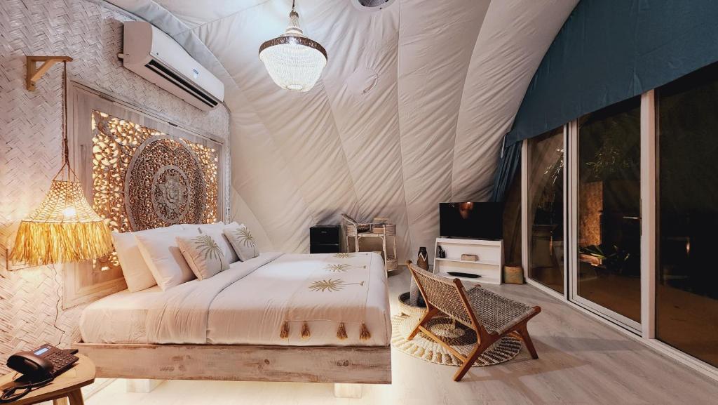 Postel nebo postele na pokoji v ubytování The Cocoon - Glamping at Karuna El Nido