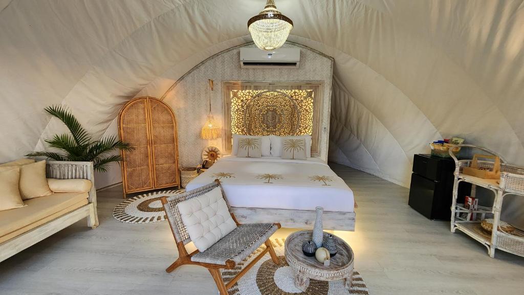 Postel nebo postele na pokoji v ubytování The Cocoon - Glamping at Karuna El Nido