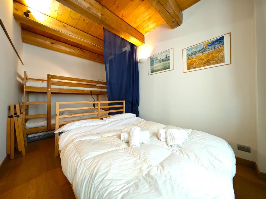- une chambre avec un lit blanc et un plafond en bois dans l'établissement Hostdomus - Via Roma Suite, à Césane