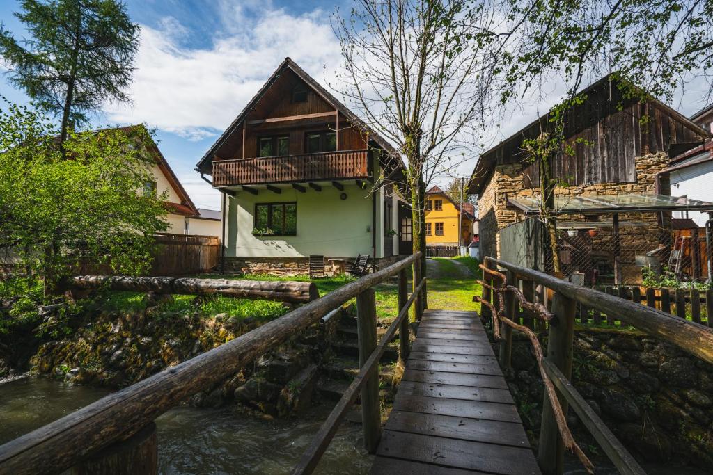drewniany most prowadzący do domu w obiekcie Chalupa pri potoku w Zuberzcu