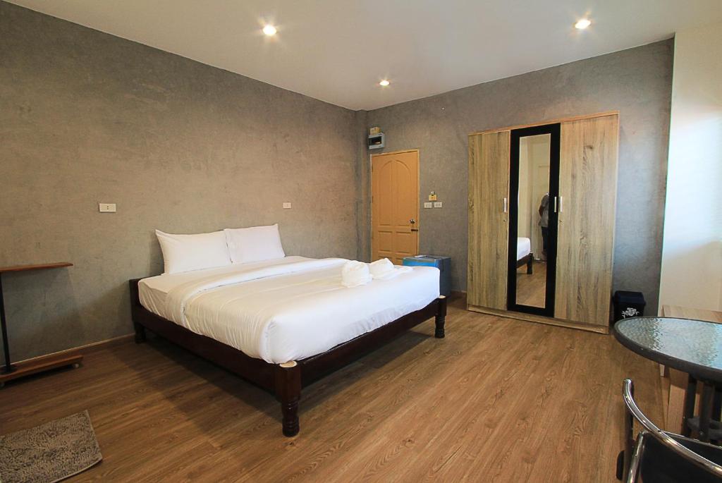 - une chambre avec un grand lit et une table dans l'établissement ZAYN Samui Hotel, à Bophut 