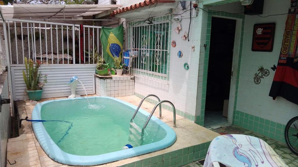 une baignoire jacuzzi dans l'arrière-cour d'une maison dans l'établissement Casa do Braga, à Cabo Frio