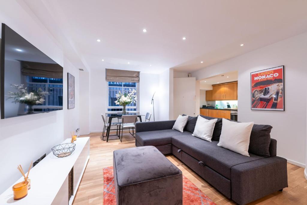 a living room with a couch and a table at Elegant 2 Bed Flat in Knightsbridge in London