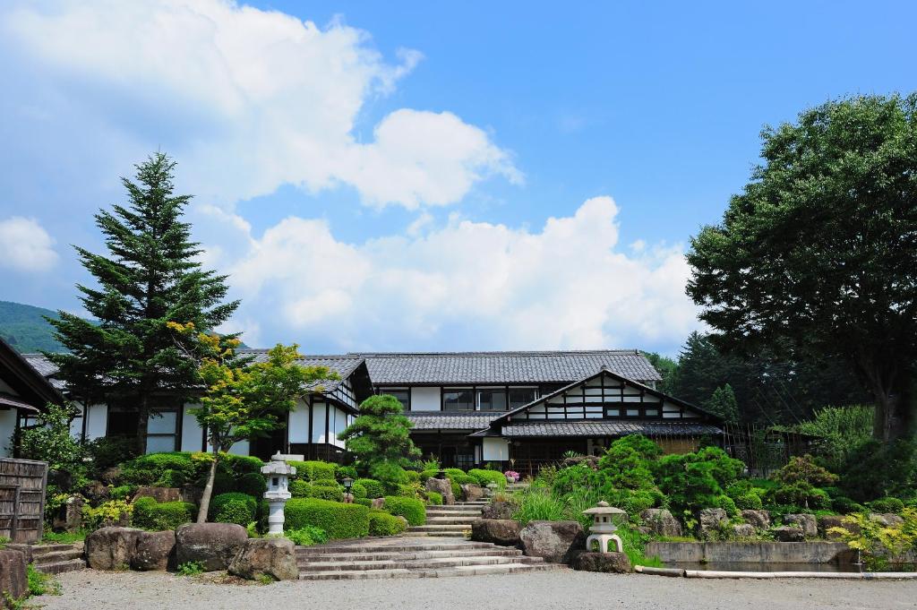 una casa con un jardín delante de ella en Shojuen, en Minakami