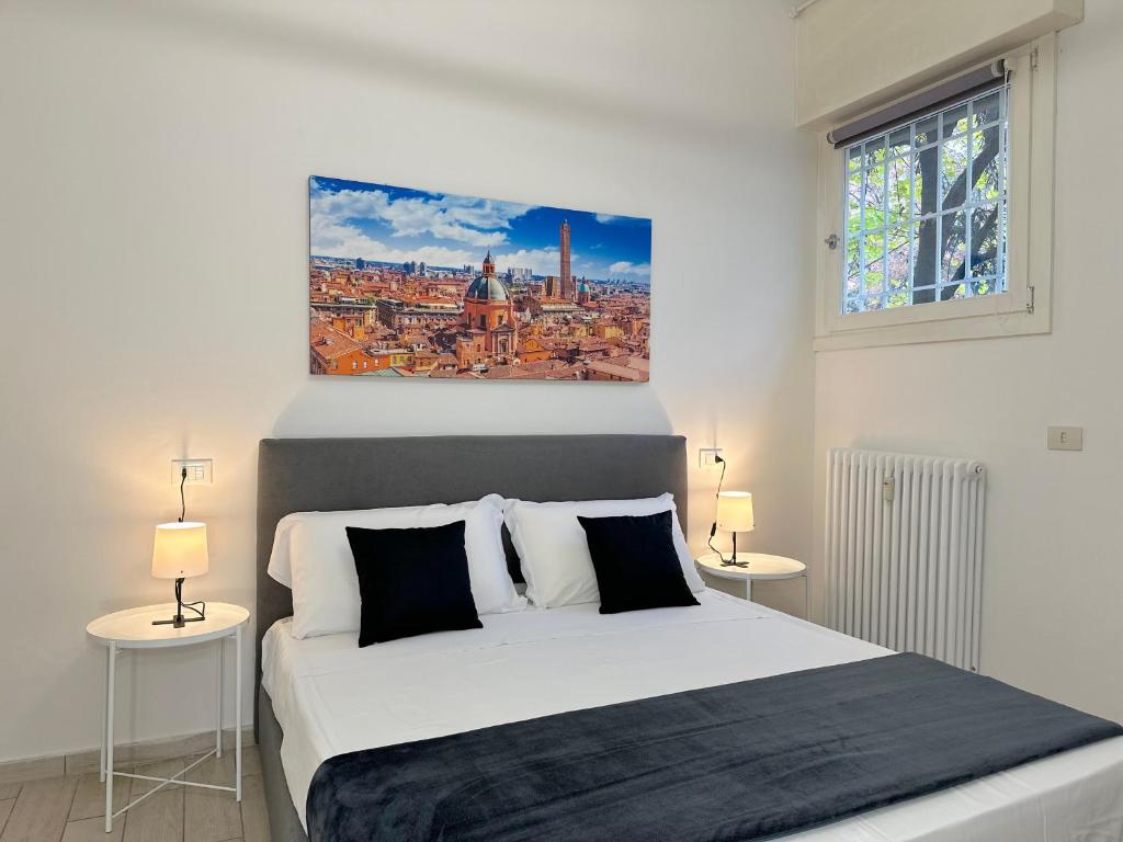1 dormitorio con 1 cama con una pintura en la pared en Casa Camilla en Bolonia