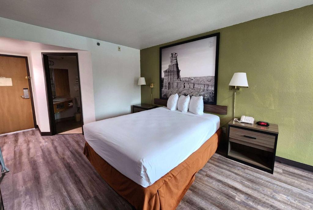 Super 8 by Wyndham Austin North/University Area photo