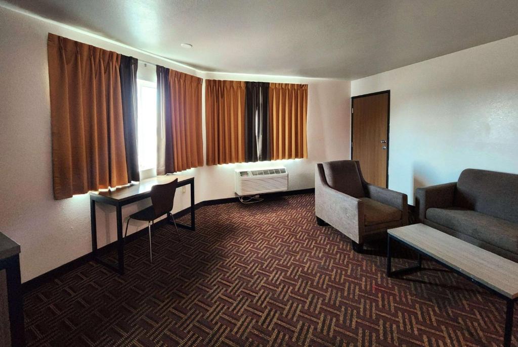 Super 8 by Wyndham Austin North/University Area photo