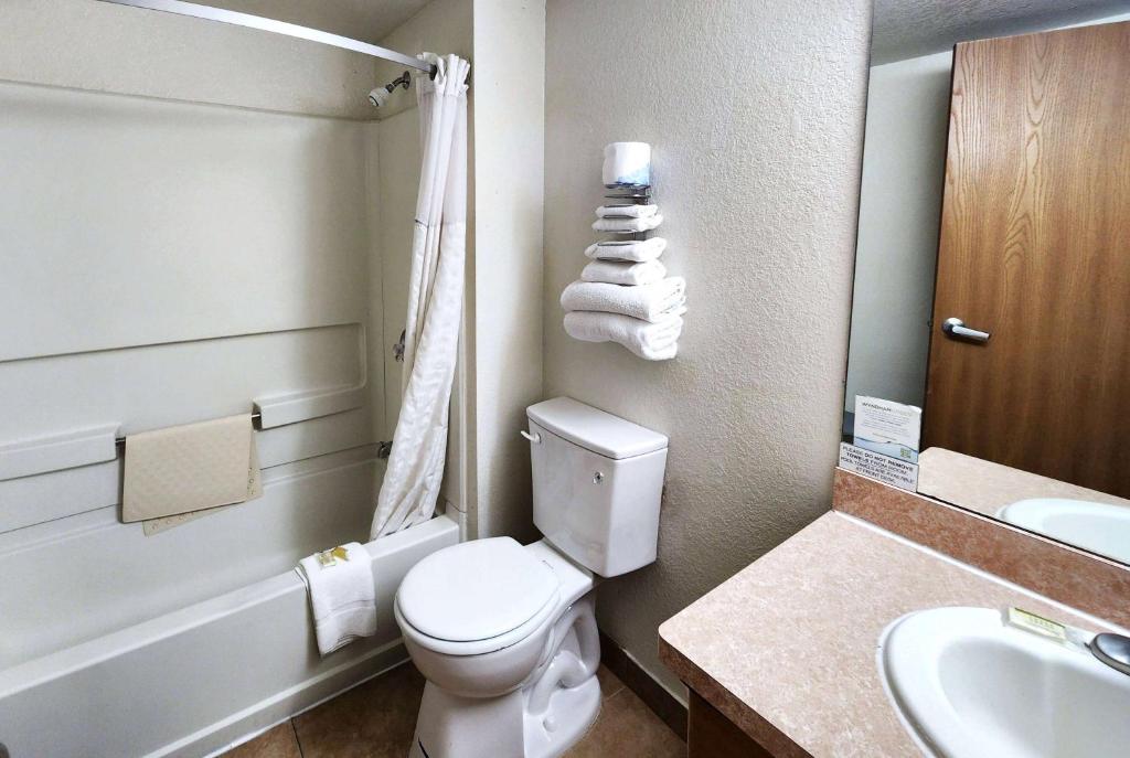 Super 8 by Wyndham Austin North/University Area photo