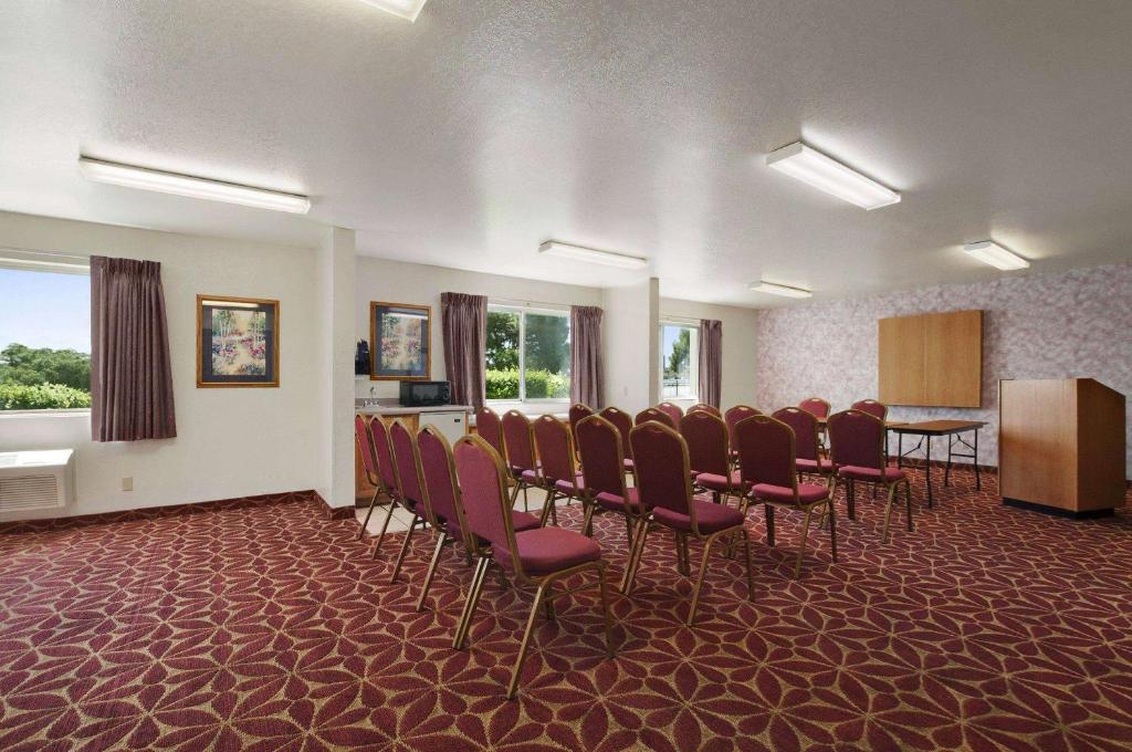 Super 8 by Wyndham Austin North/University Area photo