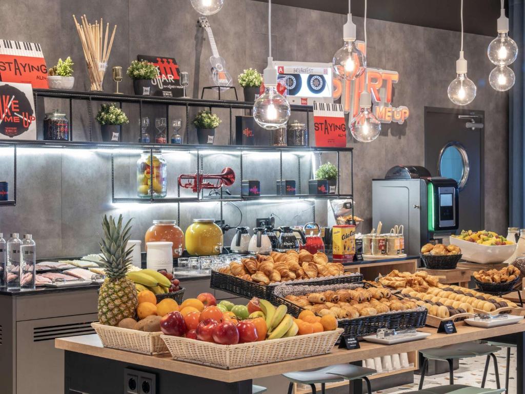 una cocina con muchas cestas de frutas y verduras en Ibis Madrid Aeropuerto Barajas en Madrid