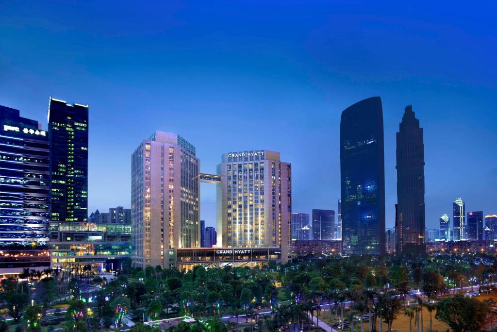 eine Skyline der Stadt in der Nacht mit hohen Gebäuden in der Unterkunft Grand Hyatt Guangzhou-Free Shuttle Bus to Canton Fair Complex During Canton Fair Period in Guangzhou