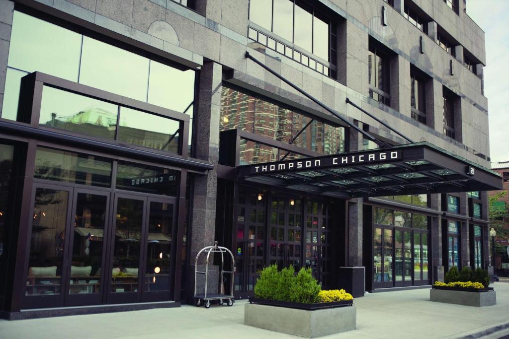 Thompson Chicago, by Hyatt في شيكاغو: مبنى كبير عليه لافته مكتوب فيها خروج المستشفى