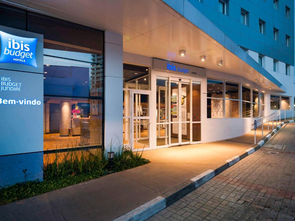 a store front of a building at night at ibis budget Jundiai Shopping in Jundiaí