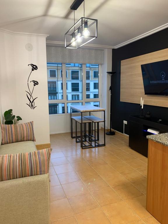 una sala de estar con una mesa y un sofá en MANSIÓN DEL INDIANO, en Viveiro