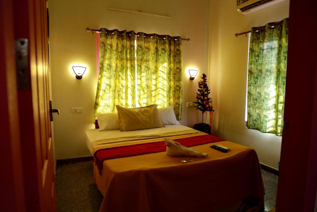 1 Schlafzimmer mit 2 Betten und einem Fenster in der Unterkunft Marari Anns Casa Beach Homestay in Mararikulam