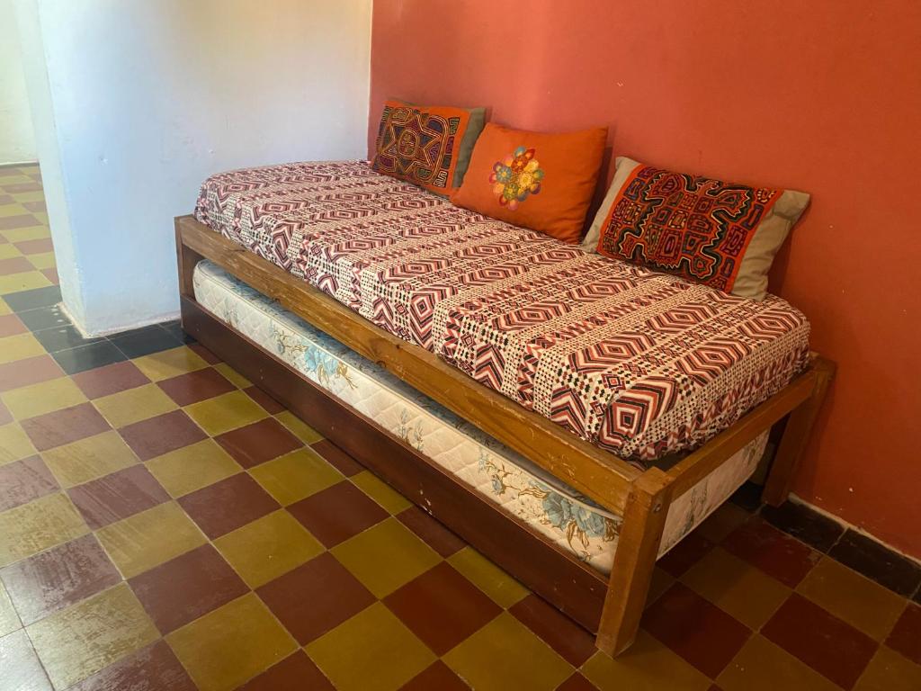 eine Holzbank mit Kissen auf dem Zimmer in der Unterkunft Depto a una cuadra de costanera Gualeguaychú hta 4 personas in Gualeguaychú