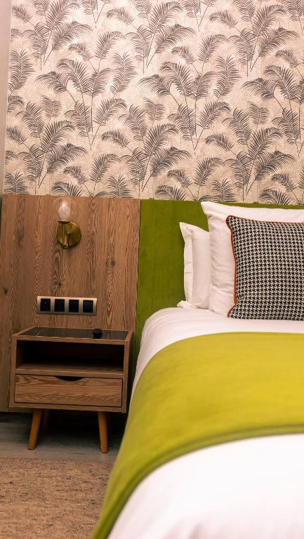سرير أو أسرّة في غرفة في Hotel Ben Batouta - Tanger
