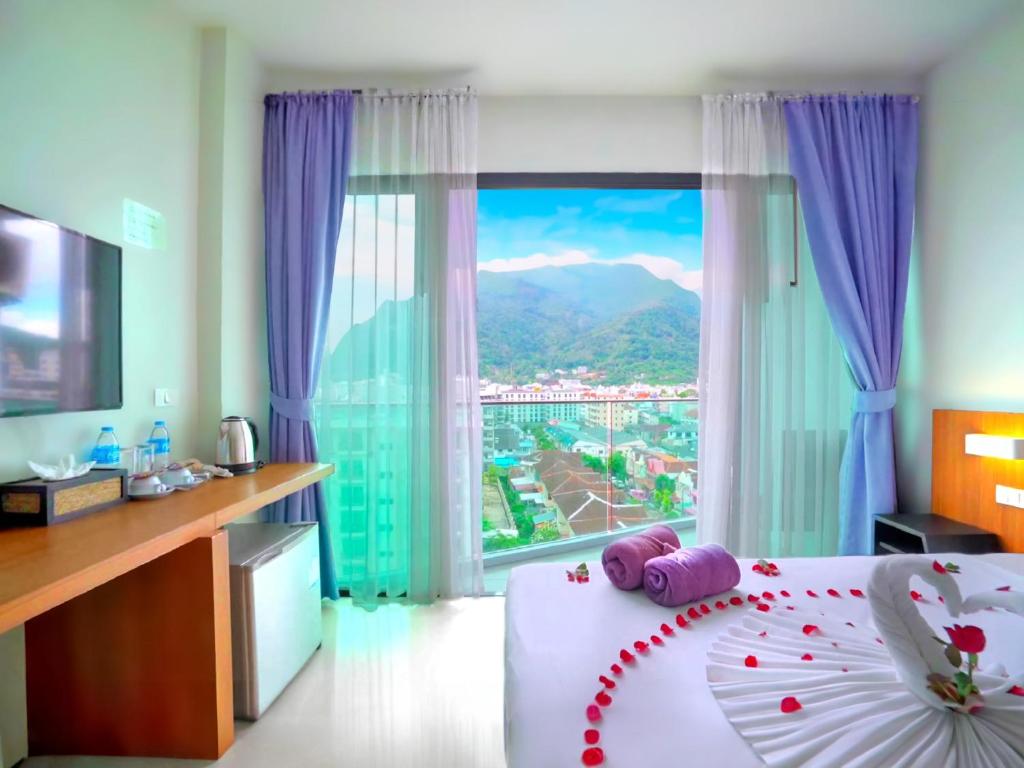Postel nebo postele na pokoji v ubytování Phoenix Grand Patong