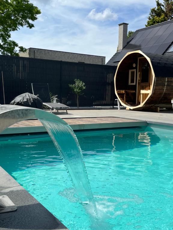 Sundlaugin á Villa piscine chauffée, jacuzzi et sauna eða í nágrenninu