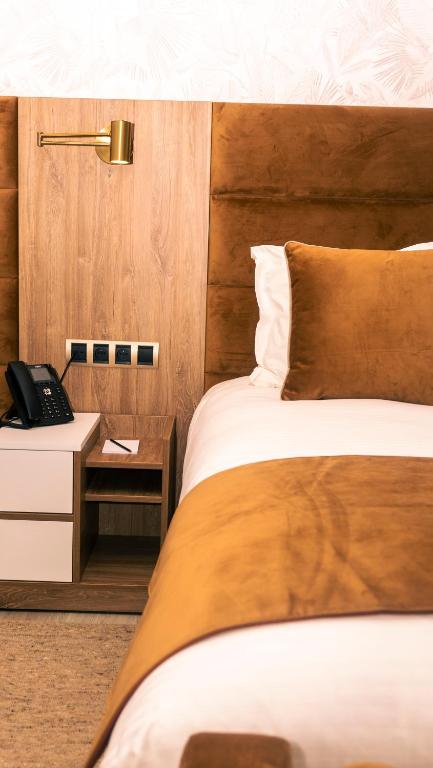 سرير أو أسرّة في غرفة في Hotel Ben Batouta - Tanger