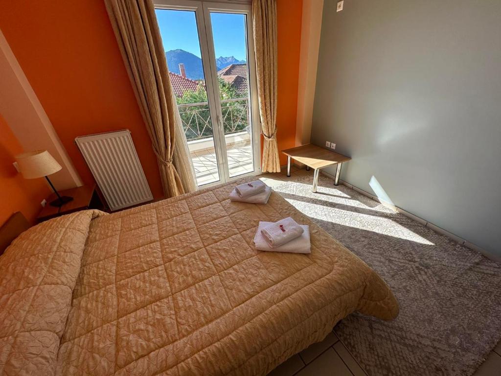ein Schlafzimmer mit einem Bett mit zwei Handtüchern darauf in der Unterkunft Xenonas Drimos in Karpenisi