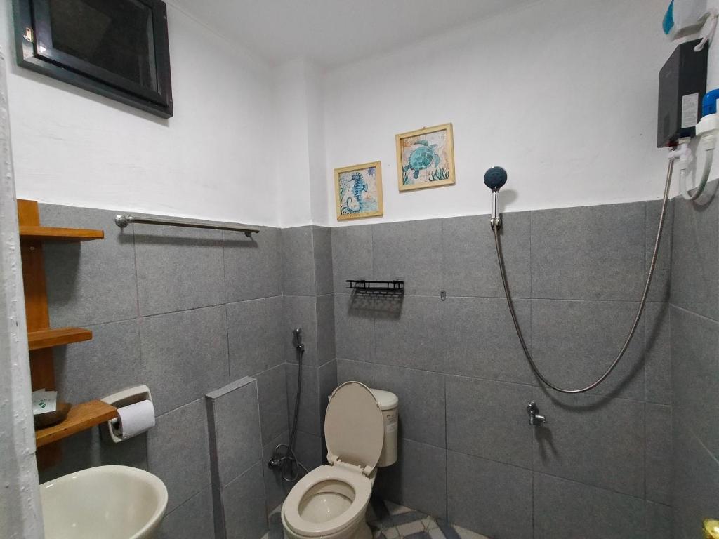 W łazience znajduje się prysznic, toaleta i umywalka. w obiekcie Sea u inn w mieście Romblon