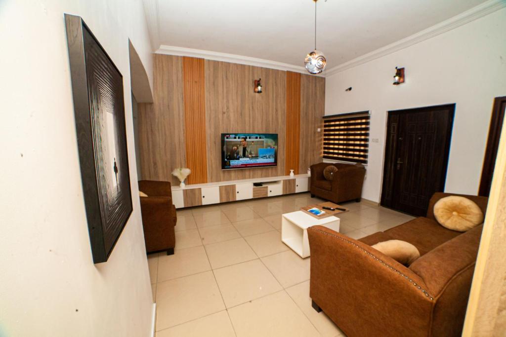 Televiisor ja/või meelelahutuskeskus majutusasutuses Schemes Hotel And Apartment