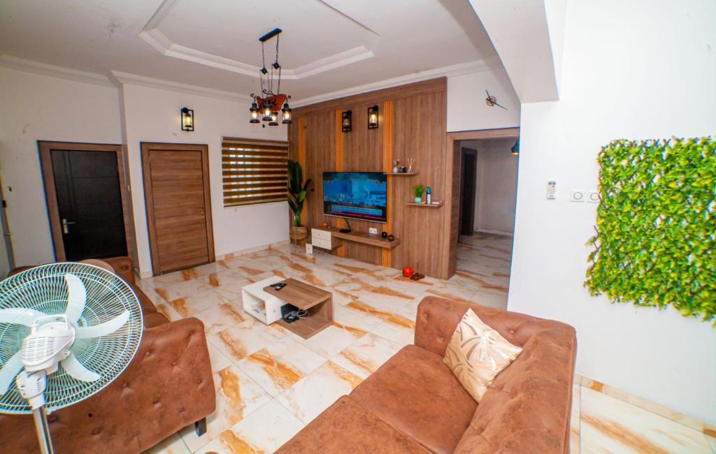 Televiisor ja/või meelelahutuskeskus majutusasutuses Schemes Hotel And Apartment