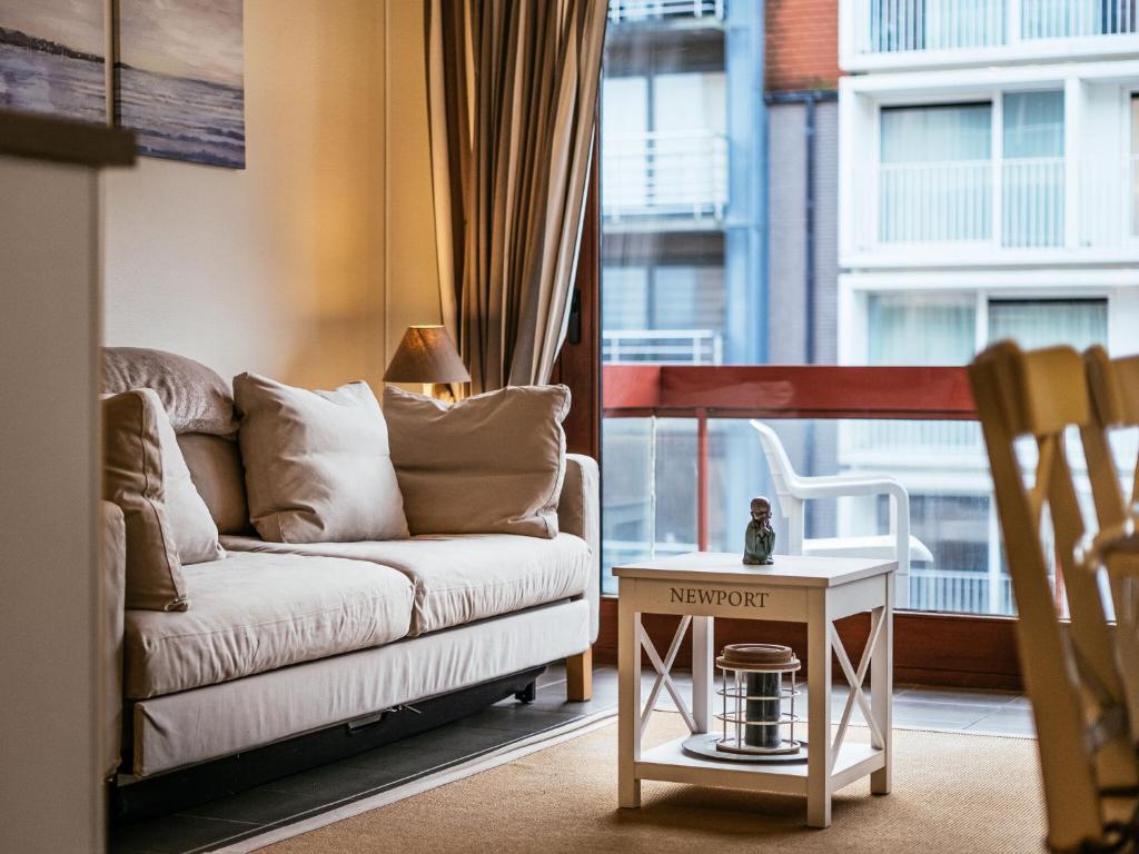 ein Wohnzimmer mit Sofa und Tisch in der Unterkunft Apartment in St Idesbald with Sea Views in Koksijde