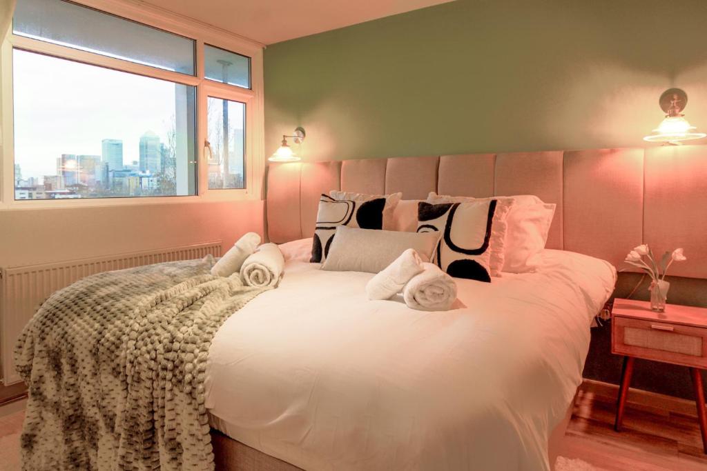 Un pat sau paturi într-o cameră la Sleeps 5 - King bed 2 bathrooms - Limehouse Station