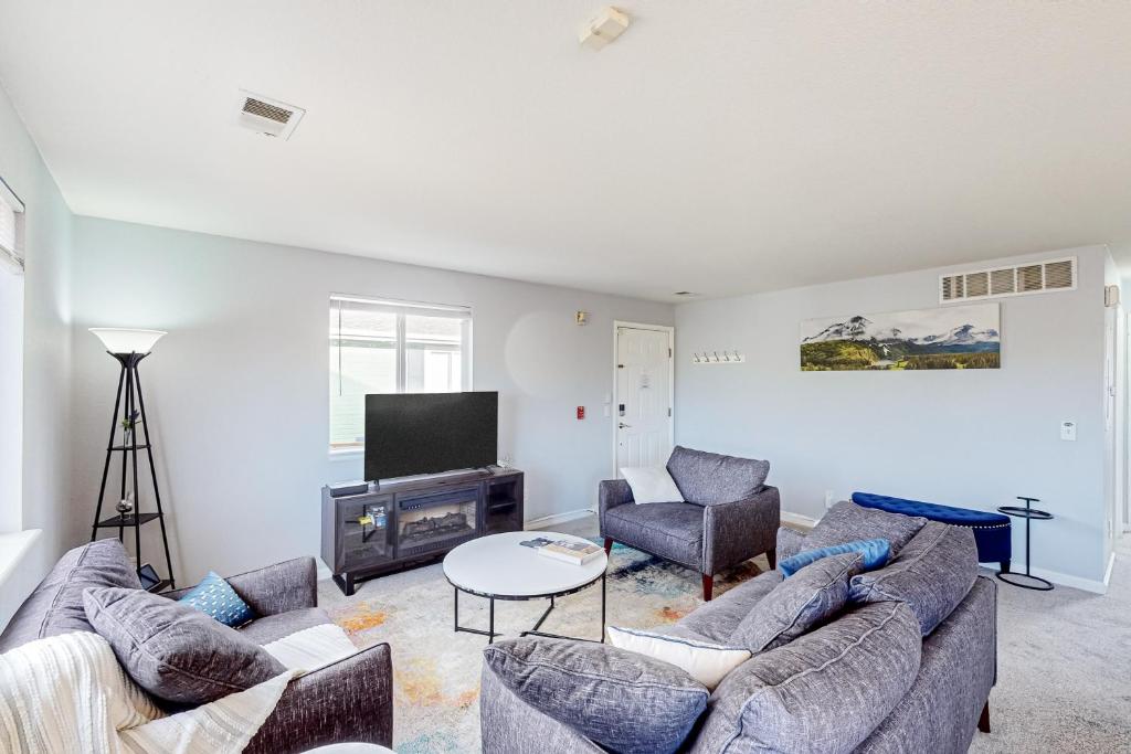 ein Wohnzimmer mit 2 Sofas und einem TV in der Unterkunft Bright Englewood Condo in Englewood