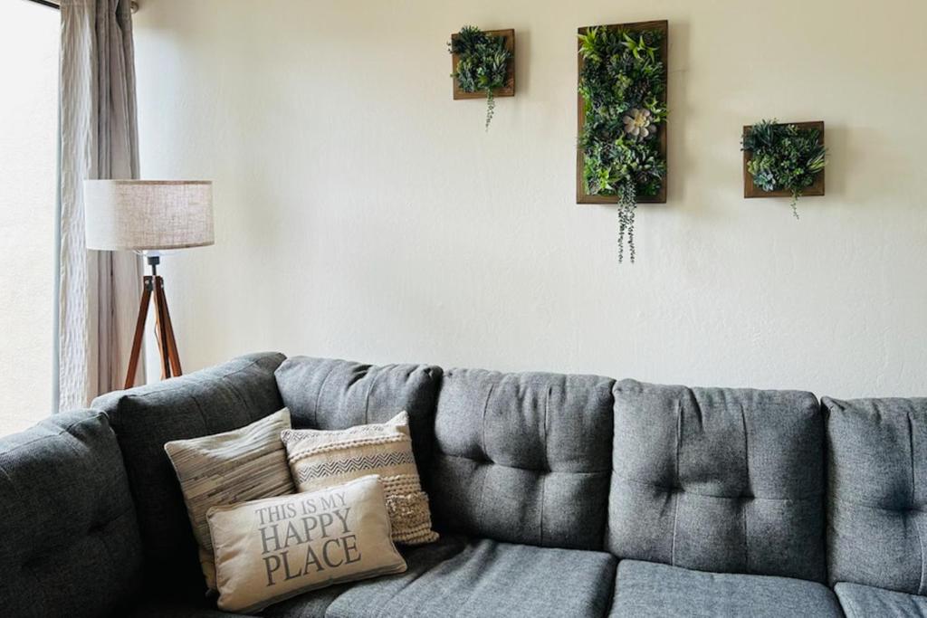 un sofá gris con almohadas en la sala de estar en Anchor's Rest, en Carmel