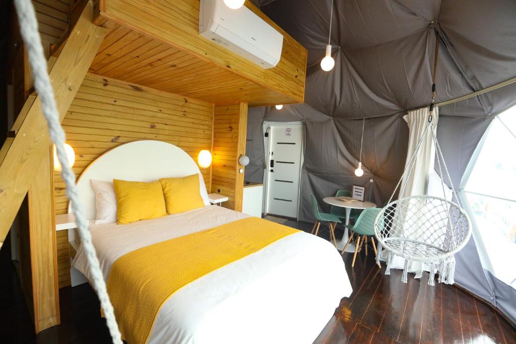 Postel nebo postele na pokoji v ubytování Domescape Glamping