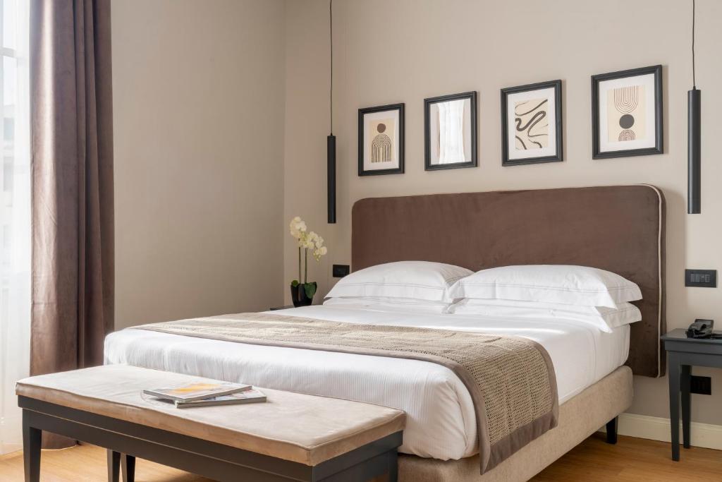 1 dormitorio con 1 cama grande y 1 mesa en Flom Boutique Hotel, en Florencia