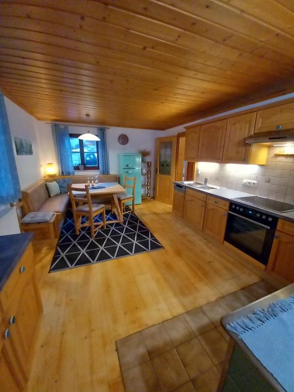 Kuchyň nebo kuchyňský kout v ubytování S'Rastl direkt mit Bergpanorama