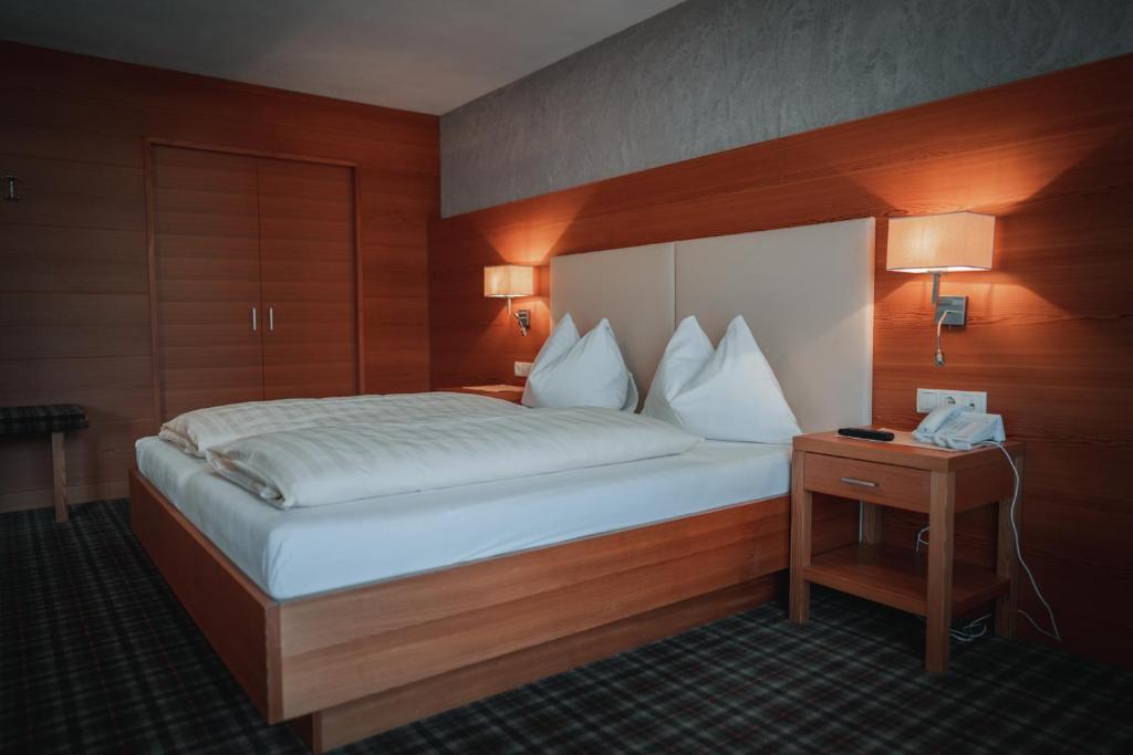 Postel nebo postele na pokoji v ubytování Hotel Sonnenhof