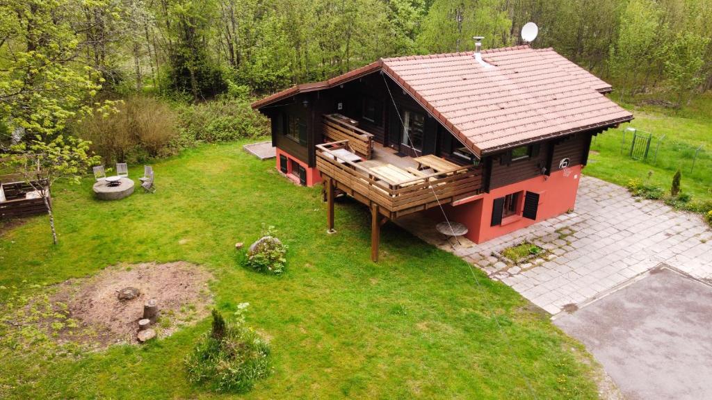 widok na mały domek na dziedzińcu w obiekcie Chalet les Bleuets 12p - babyfoot & Wii w mieście Gérardmer